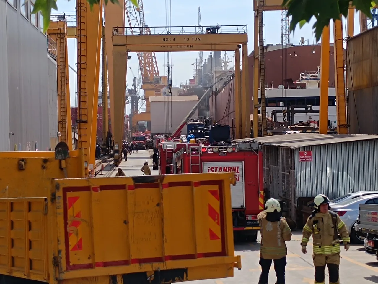 Tuzla'da tersanede gemi yangını! Kontrol altına alındı