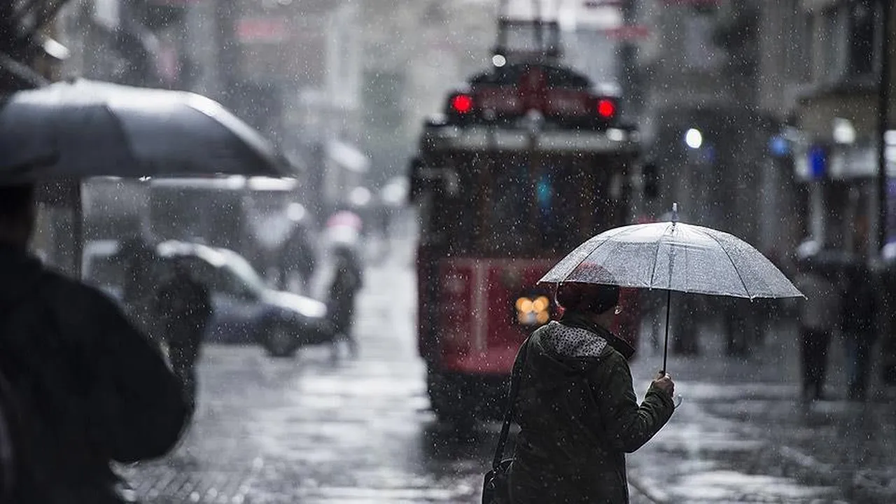AKOM İstanbul için tarih verdi! Güneş gidiyor, kara bulutlar geliyor, sağanak yolda