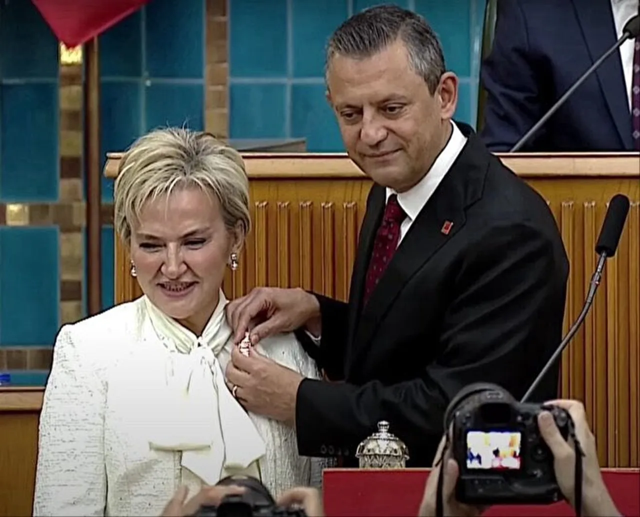 İyi Parti'den 2024'te istifa edip CHP'ye katılan Özdemir'e, CHP rozetini Özgür Özel takmıştı.