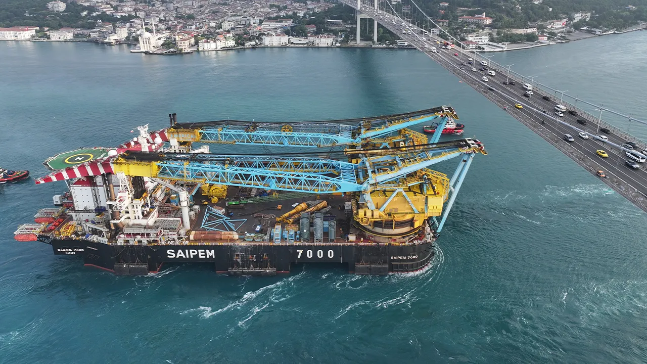 Dev vinç gemisi İstanbul Boğazı'na giriş yaptı!