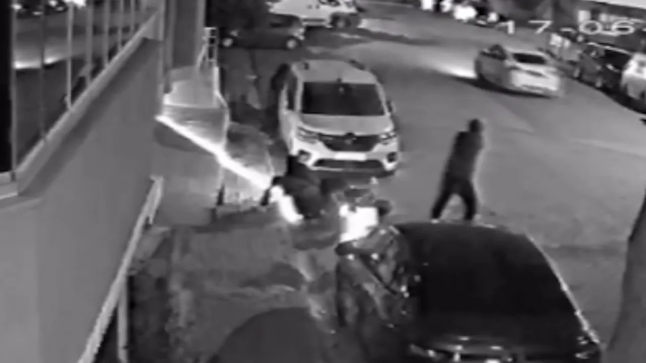 Esenyurt'ta motosikletli gruba kurşun yağmuru! Sokak ortasındaki çatışma kamerada