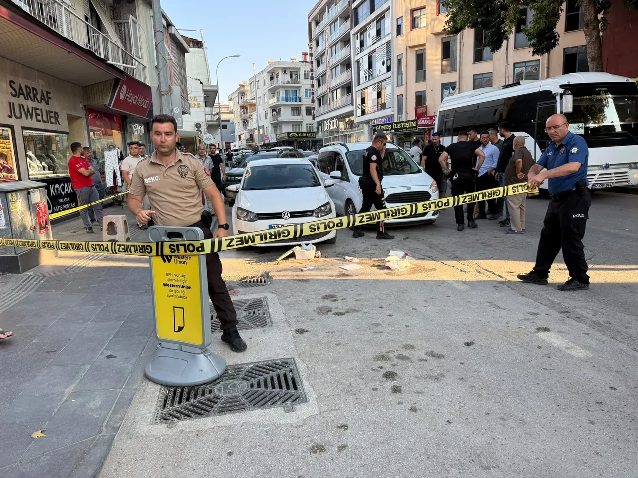 Eşinin gözü önünde kurşun yağmuru! Elinde doğum günü pastasıyla kanlar içinde kaldı