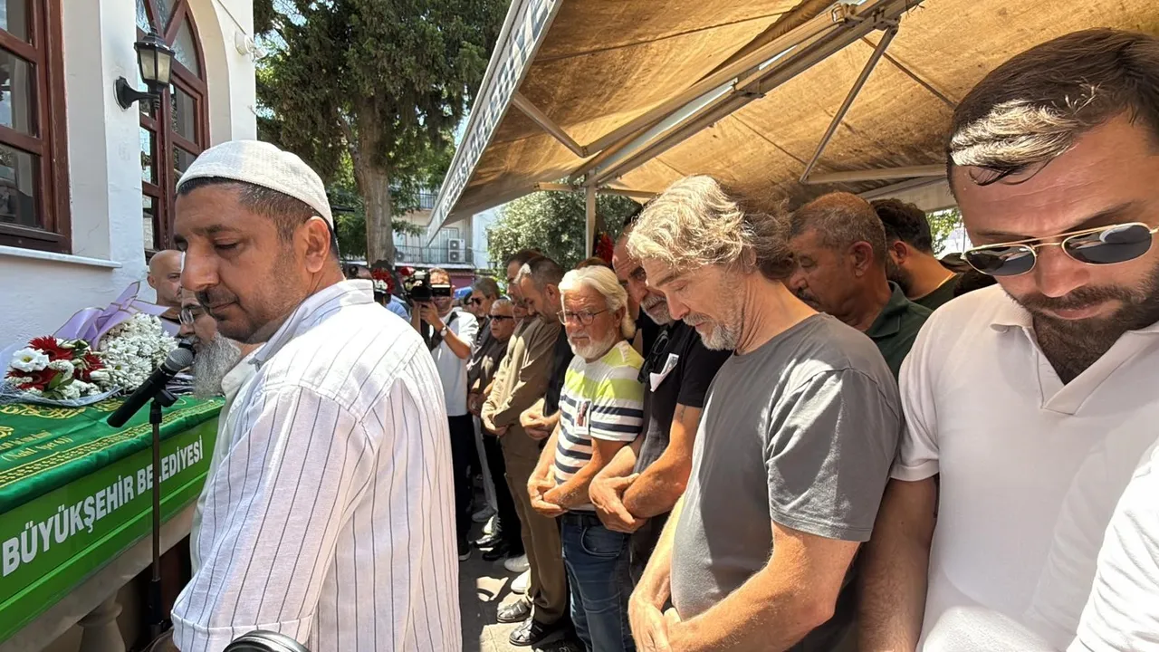 Genç yaşta vefat eden Ece İrtem’e veda… Babası tabutu omzunda taşıdı