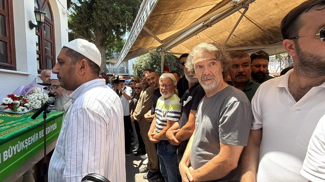 Genç yaşta vefat eden Ece İrtem’e veda… Babası tabutu omzunda taşıdı
