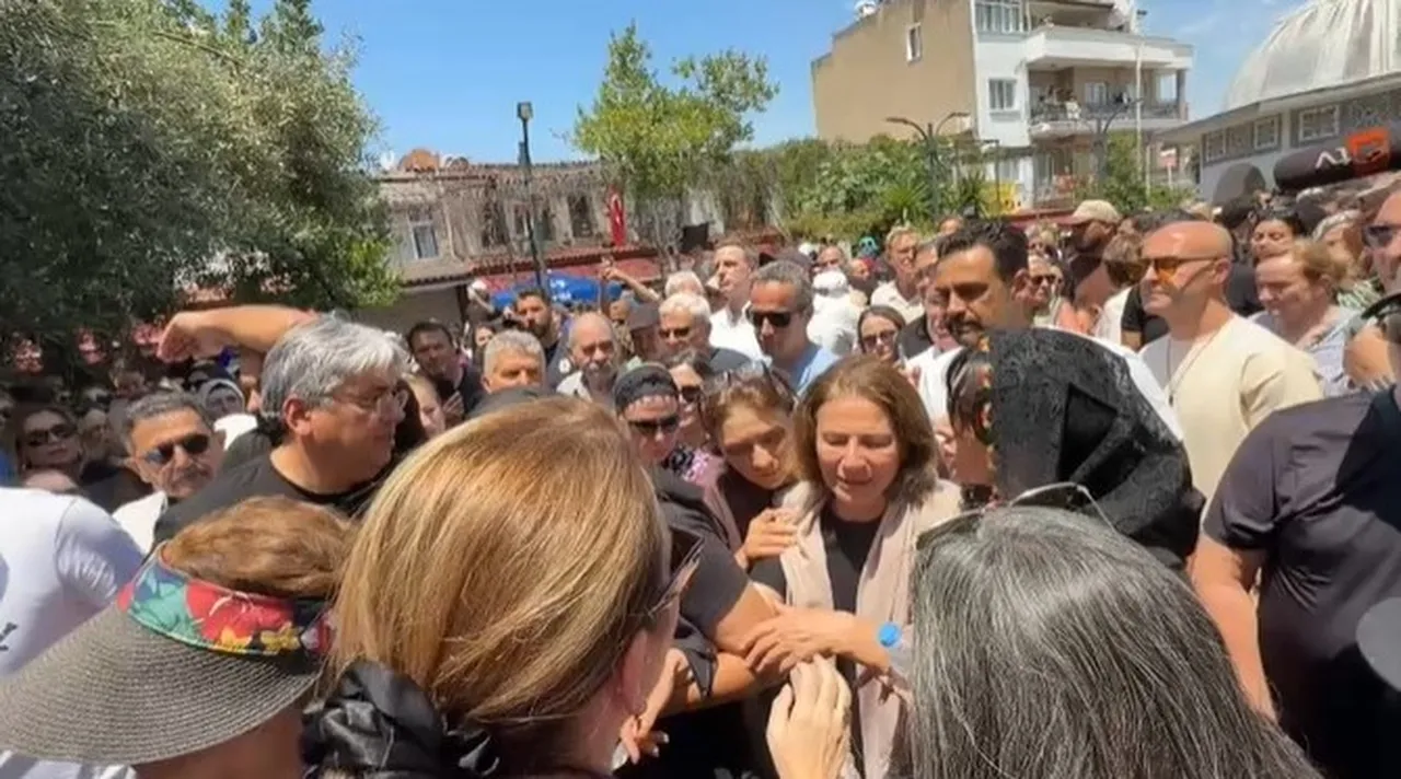 Genç yaşta vefat eden Ece İrtem’e veda… Babası tabutu omzunda taşıdı