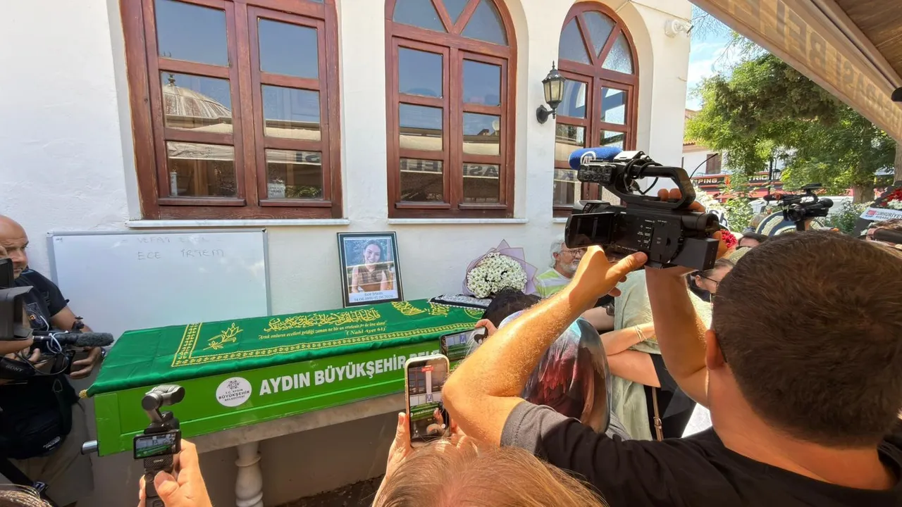 Genç yaşta vefat eden Ece İrtem’e veda… Babası tabutu omzunda taşıdı