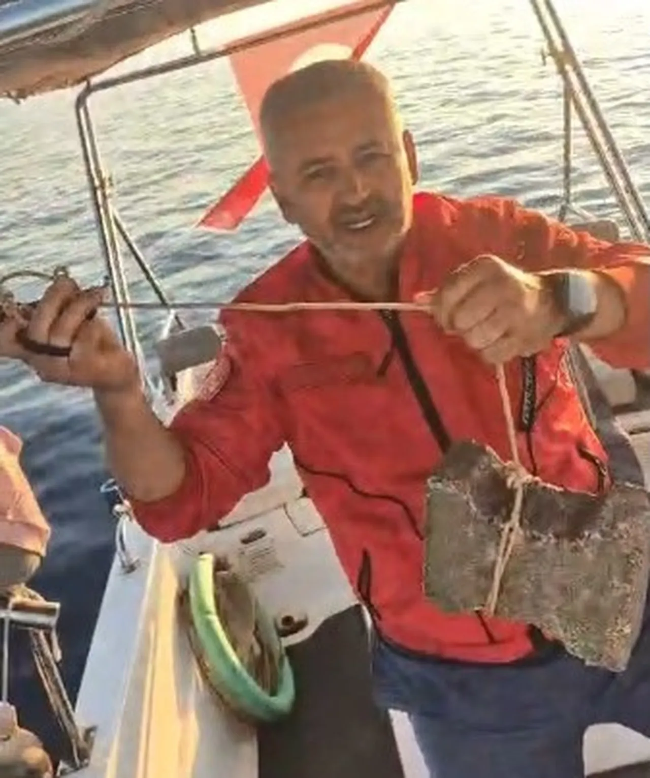 Korkunç olay! Gören balıkçılar inanamadı! Kaplumbağanın ayağına kaldırım taşı bağlayıp denize atmışlar