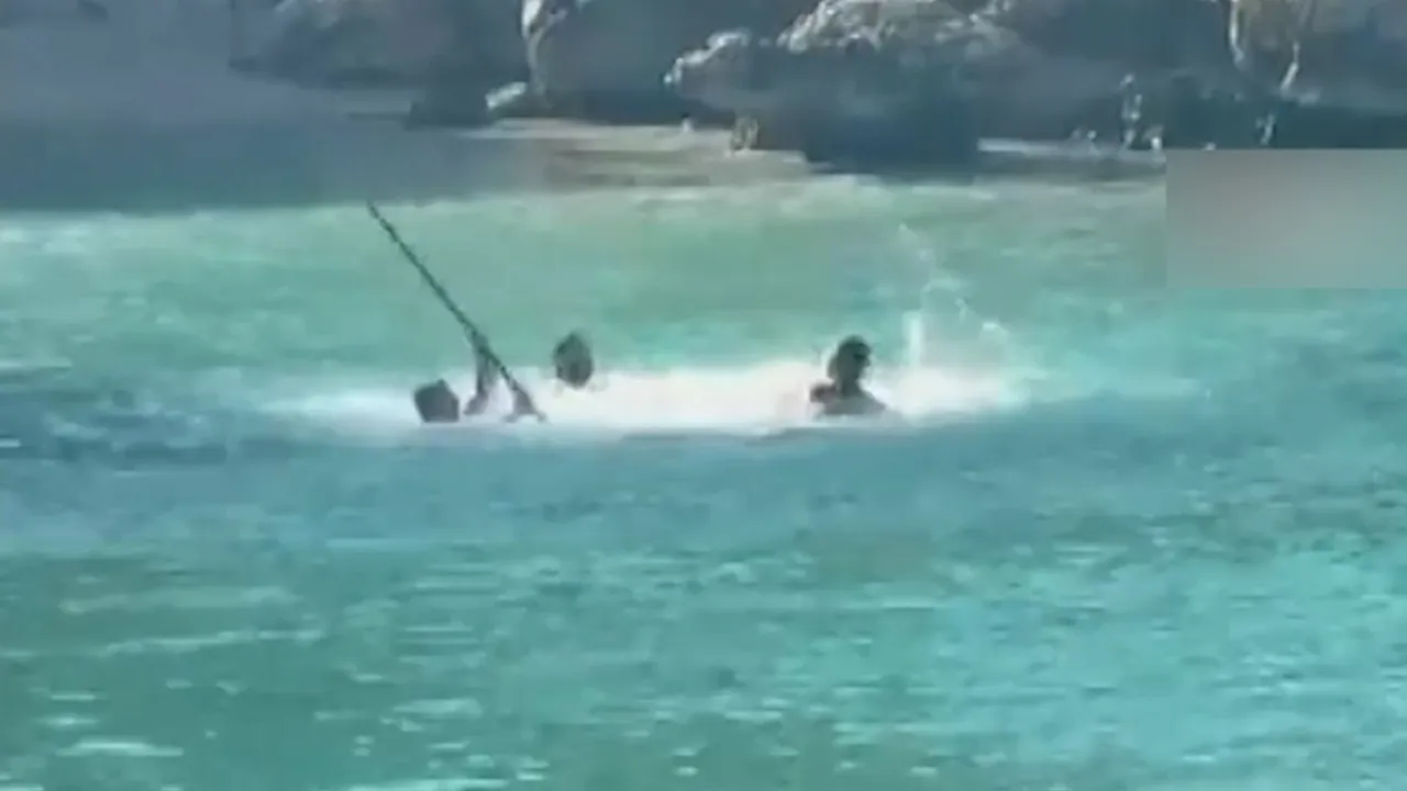 Mersin'de denizin ortasında dehşet! Tatilcilerin gözü önünde sopalı kavga kamerada
