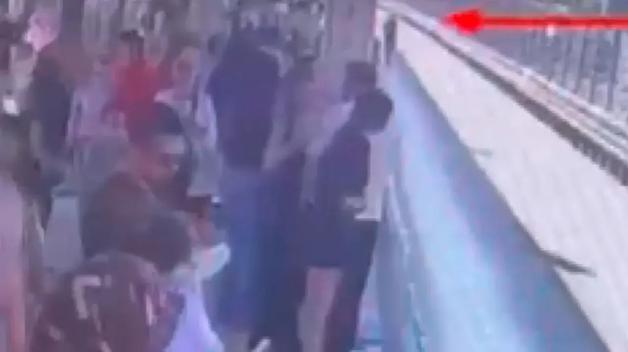 Metrobüs cinayetinde yeni görüntüler ortaya çıktı! 22 yaşındaki Ferdi Aras bıçaklanmıştı
