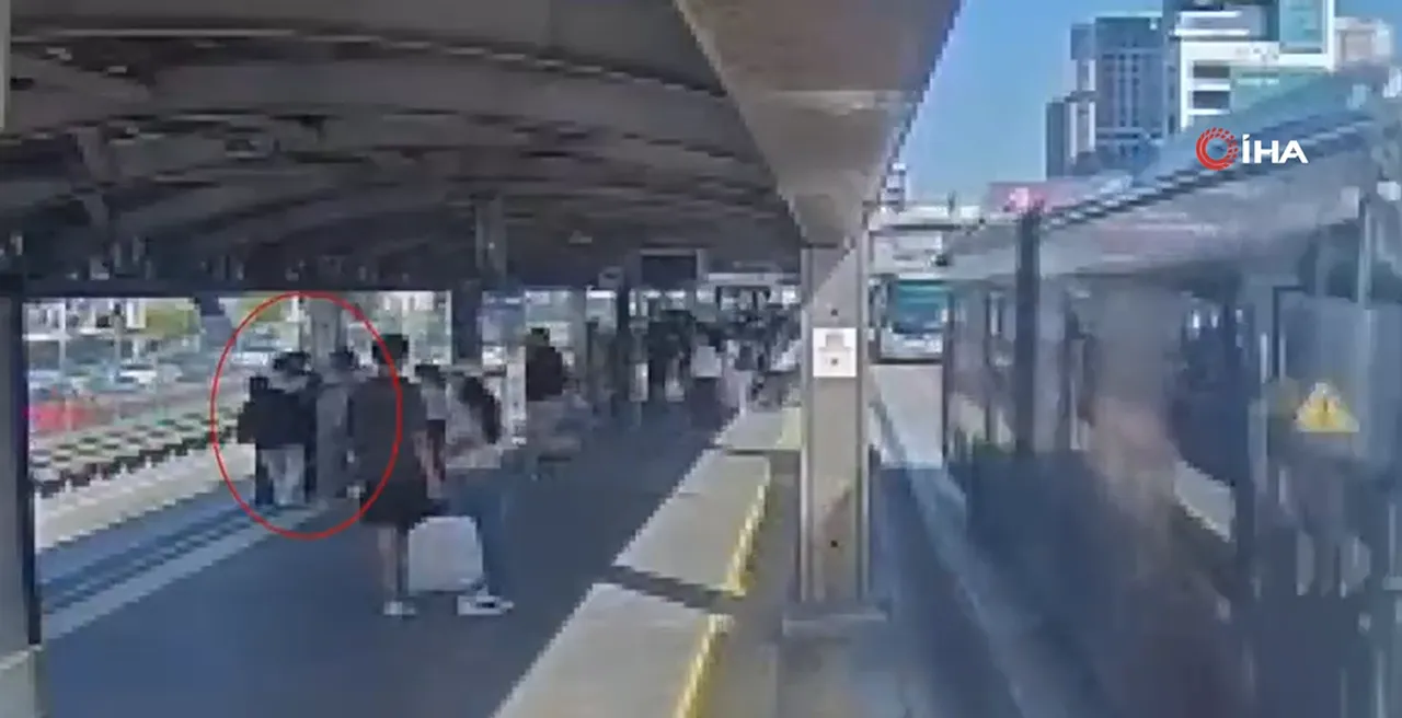 Metrobüs cinayetinde yeni görüntüler ortaya çıktı! 22 yaşındaki Ferdi Aras bıçaklanmıştı