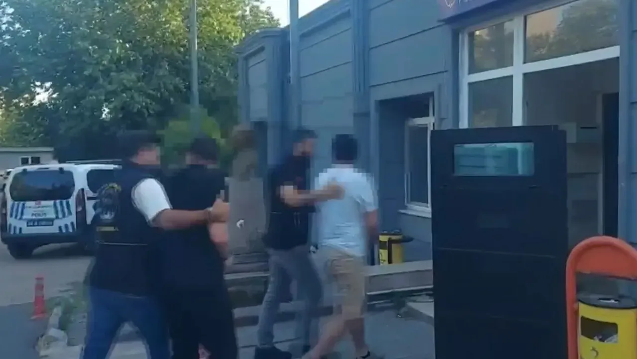 Metrobüs cinayetinde yeni görüntüler ortaya çıktı! 22 yaşındaki Ferdi Aras bıçaklanmıştı