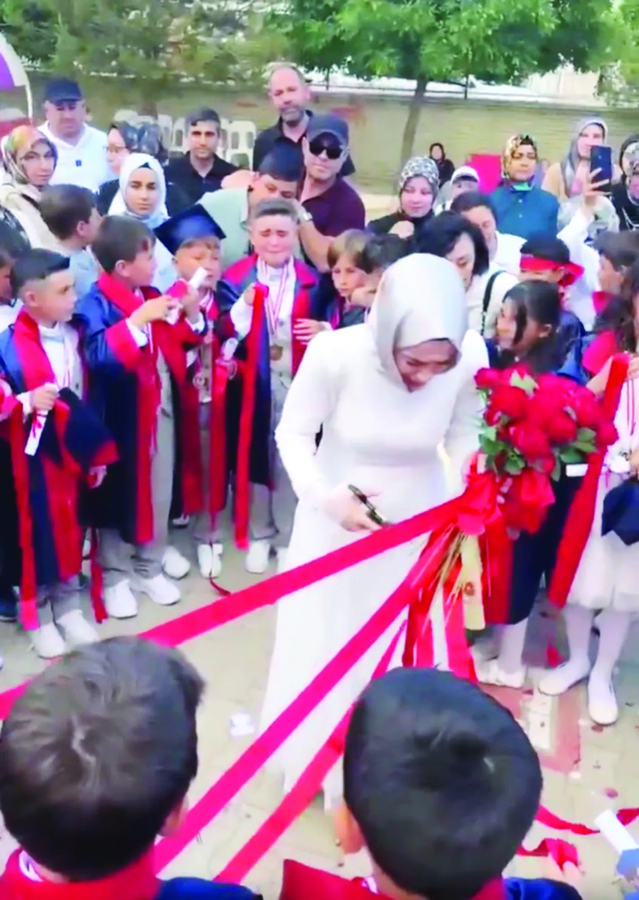 Okulların kapanmasına sayılı günler kala mezuniyet çılgınlığı zirve yaptı: Cübbeli görgüsüzlük!