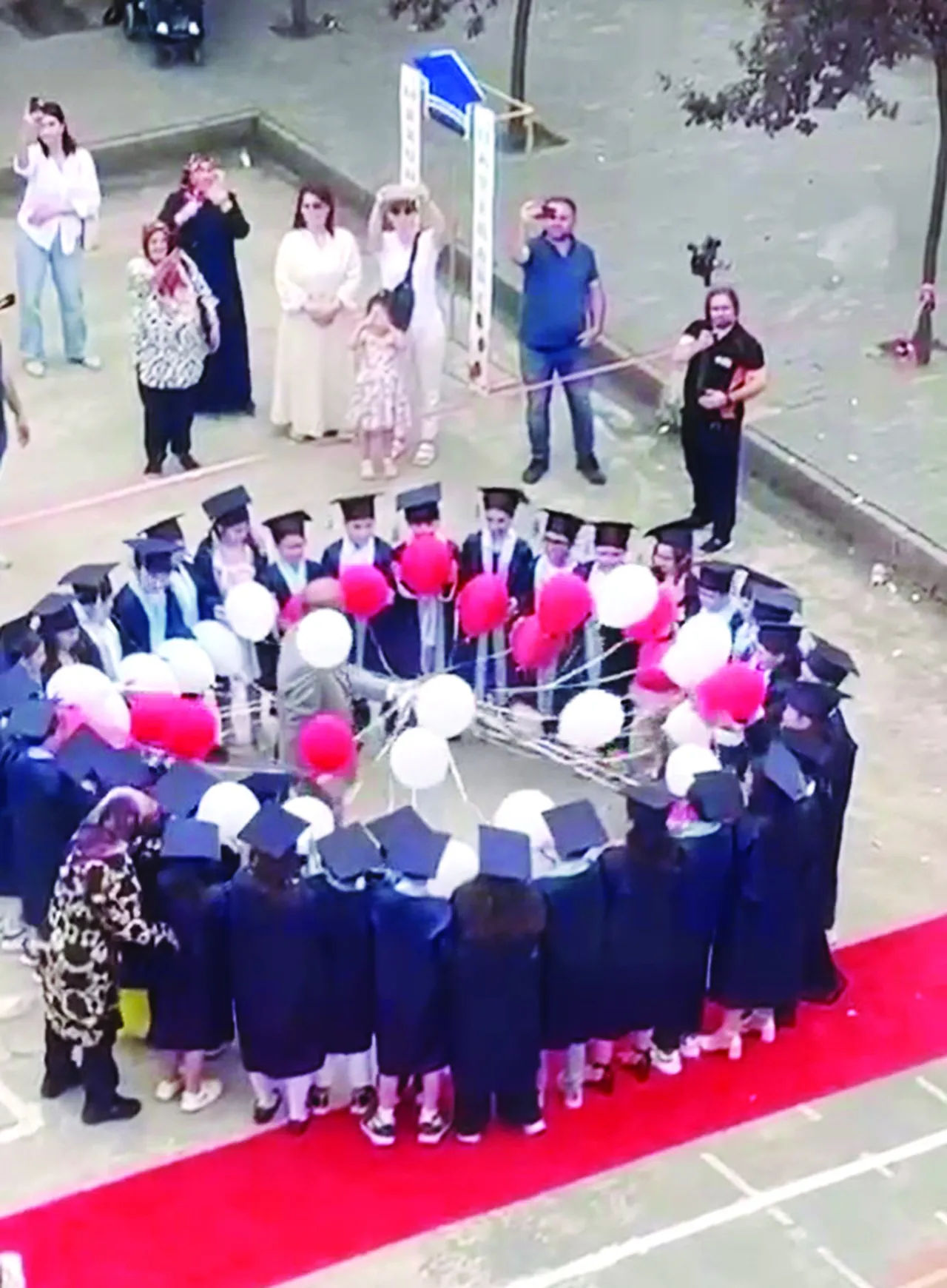 Okulların kapanmasına sayılı günler kala mezuniyet çılgınlığı zirve yaptı: Cübbeli görgüsüzlük!