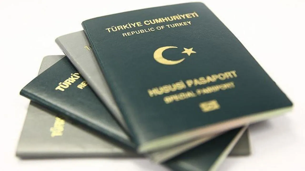 Yeşil pasaportla vizesiz seyahat bitti mi? Resmi açıklama geldi!