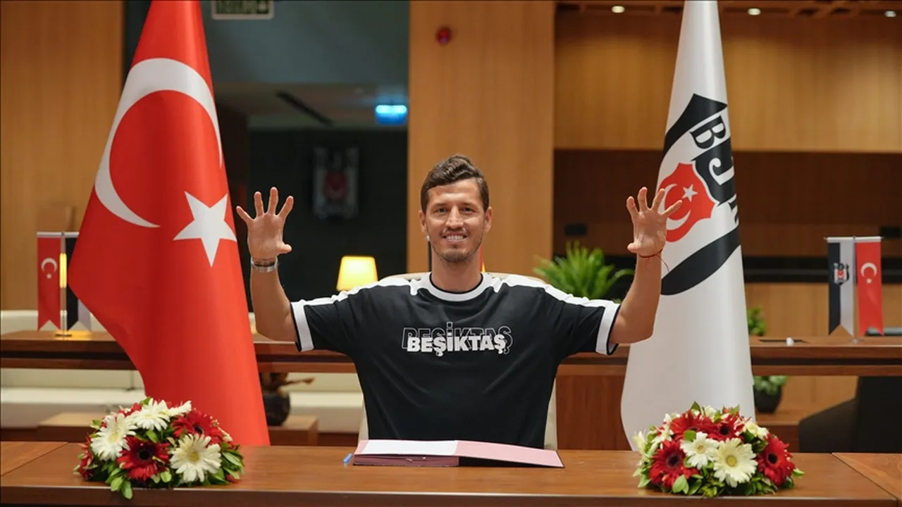 Salih Uçan, 2021 yılında Beşiktaş'a transfer olmuştu.