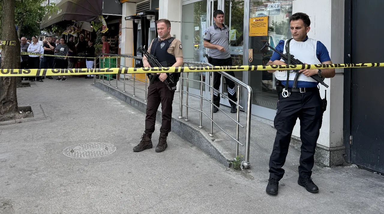 Bankada panik anları! Bir anda silahını çekip ateş etti