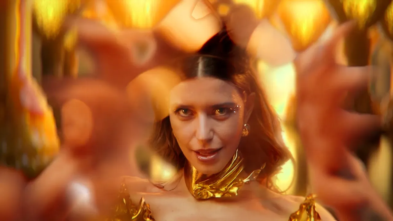 Beren Saat’in ‘Honey Bee’ şarkısına eleştiri yağdı! Herkes eşine yüklendi: “Bütün Suç Kenan’da!”