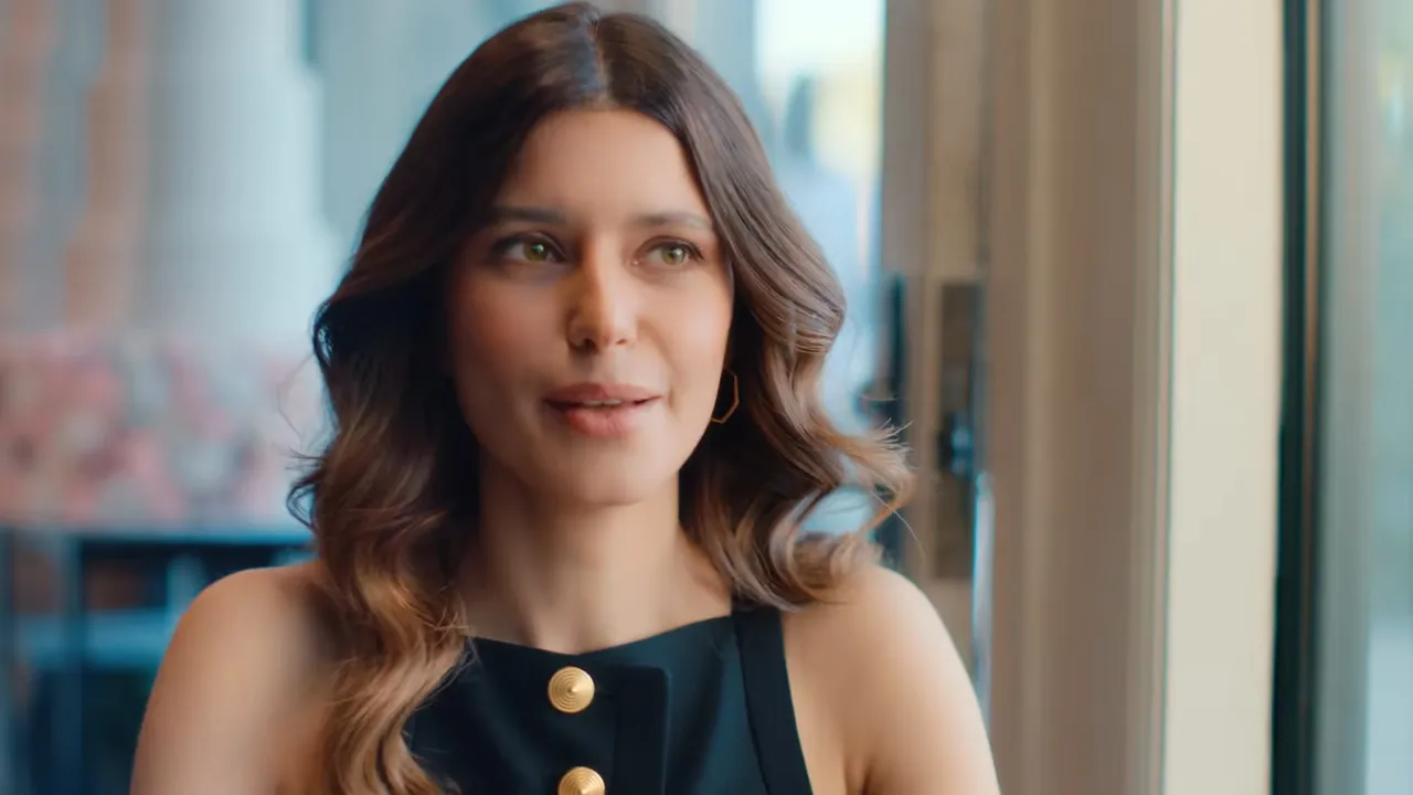 Beren Saat’in ‘Honey Bee’ şarkısına eleştiri yağdı! Herkes eşine yüklendi: “Bütün suç Kenan’da!”