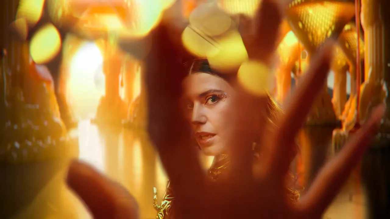 Beren Saat’in ‘Honey Bee’ şarkısına eleştiri yağdı! Herkes eşine yüklendi: “Bütün suç Kenan’da!”