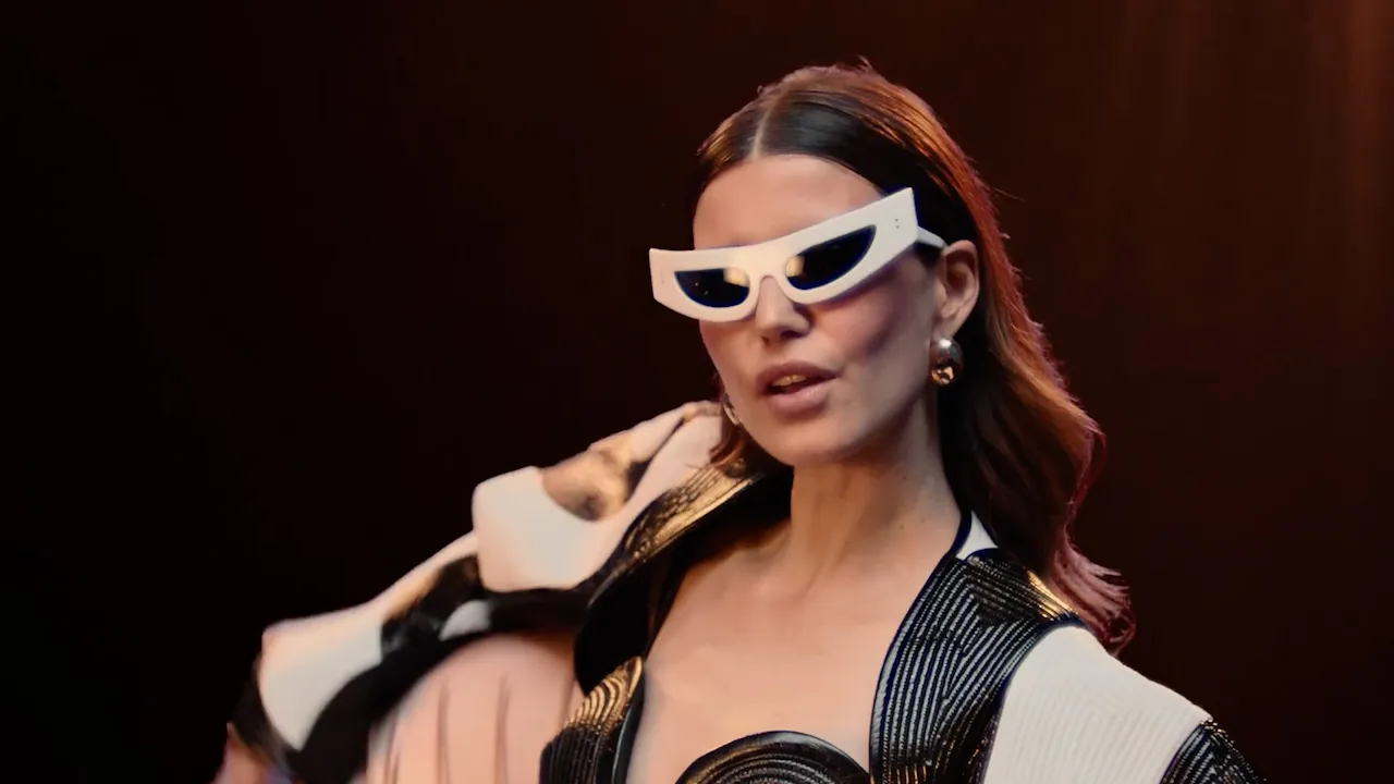 Beren Saat’in ‘Honey Bee’ şarkısına eleştiri yağdı! Herkes eşine yüklendi: “Bütün suç Kenan’da!”