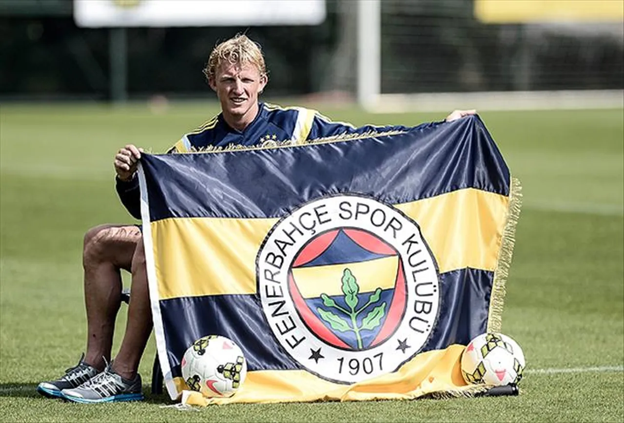 Fenerbahçe'de 2012-2015 yılları arasında oynayan Dirk Kuyt, 2013-2014 sezonunda şampiyonluk kazanmıştı.
