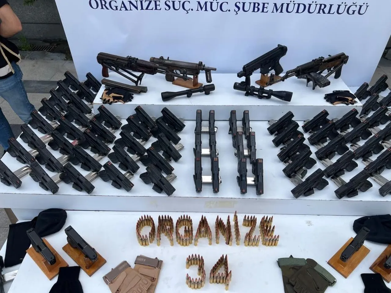 İstanbul'daki suç örgütlerine operasyon! Polat cinayeti ve Otokoç saldırısında kullanılan silahlar ele geçirildi