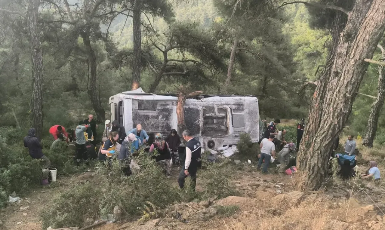 İzmirde tarım işçilerini taşıyan midibüs devrildi: Yaralılar var