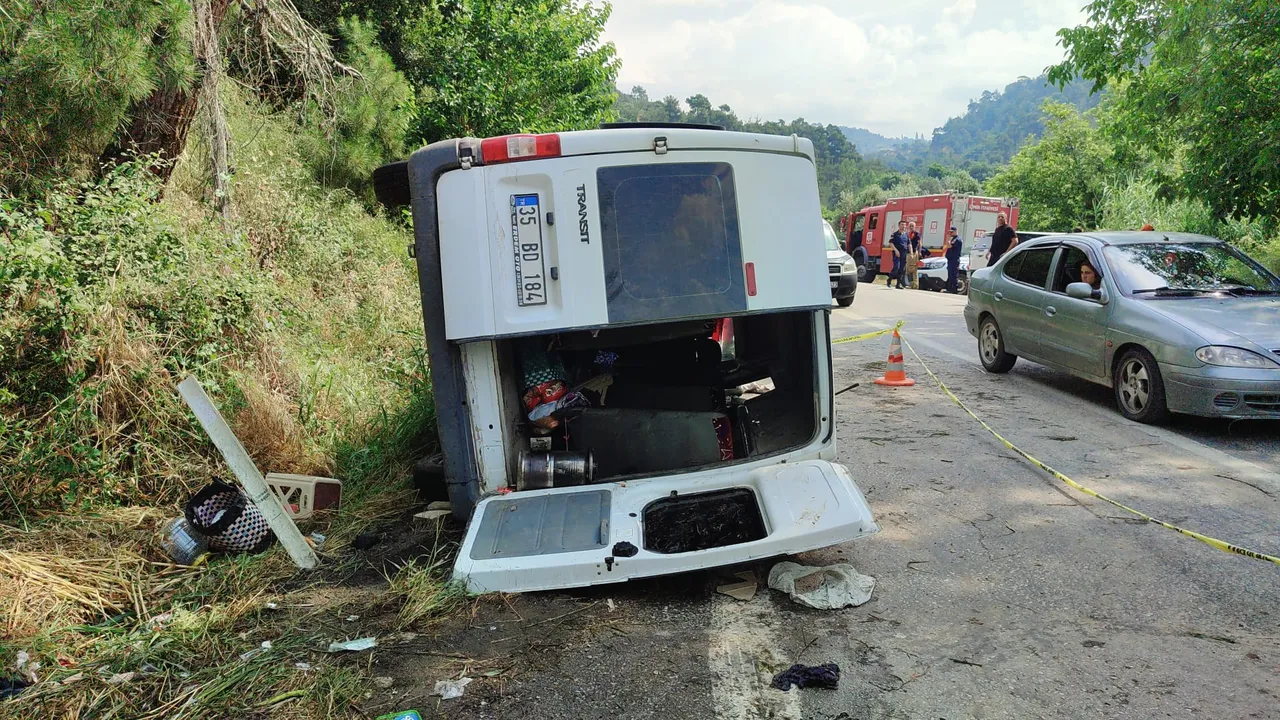 İzmir'de tarım işçilerini taşıyan minibüs devrildi: 1 kişi öldü, 11 kişi yaralandı