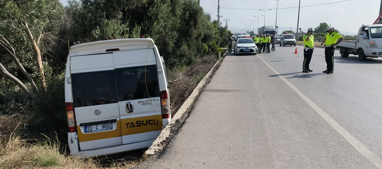 Mersin’de yolcu minibüsünde korkunç anlar! Şoföre saldırdı, minibüsü kaçırdı, kaza yaptı
