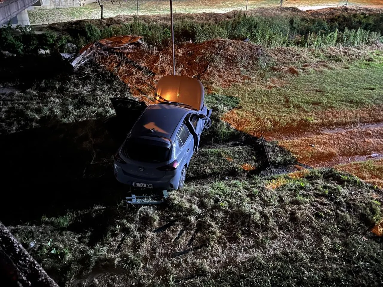 Navigasyona uydu! Otomobiliyle dereye uçtu