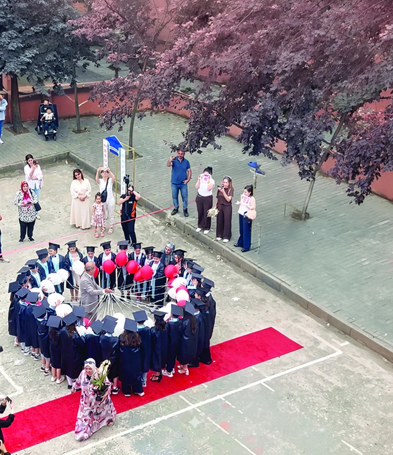 Okulların kapanmasına sayılı günler kala mezuniyet çılgınlığı zirve yaptı: Cübbeli görgüsüzlük!