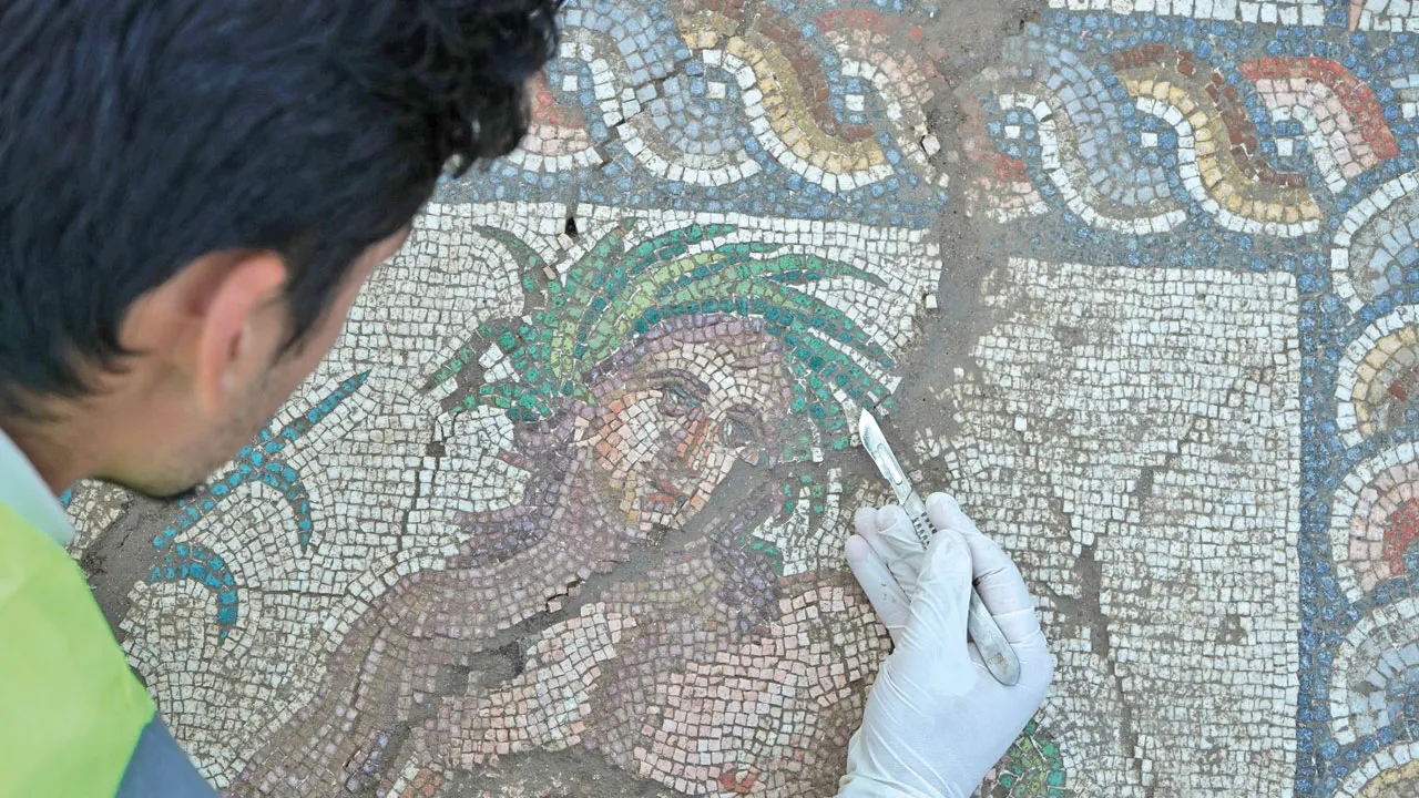 Önemli keşif! Aspendos’tan 1.800 senelik mozaikler çıktı