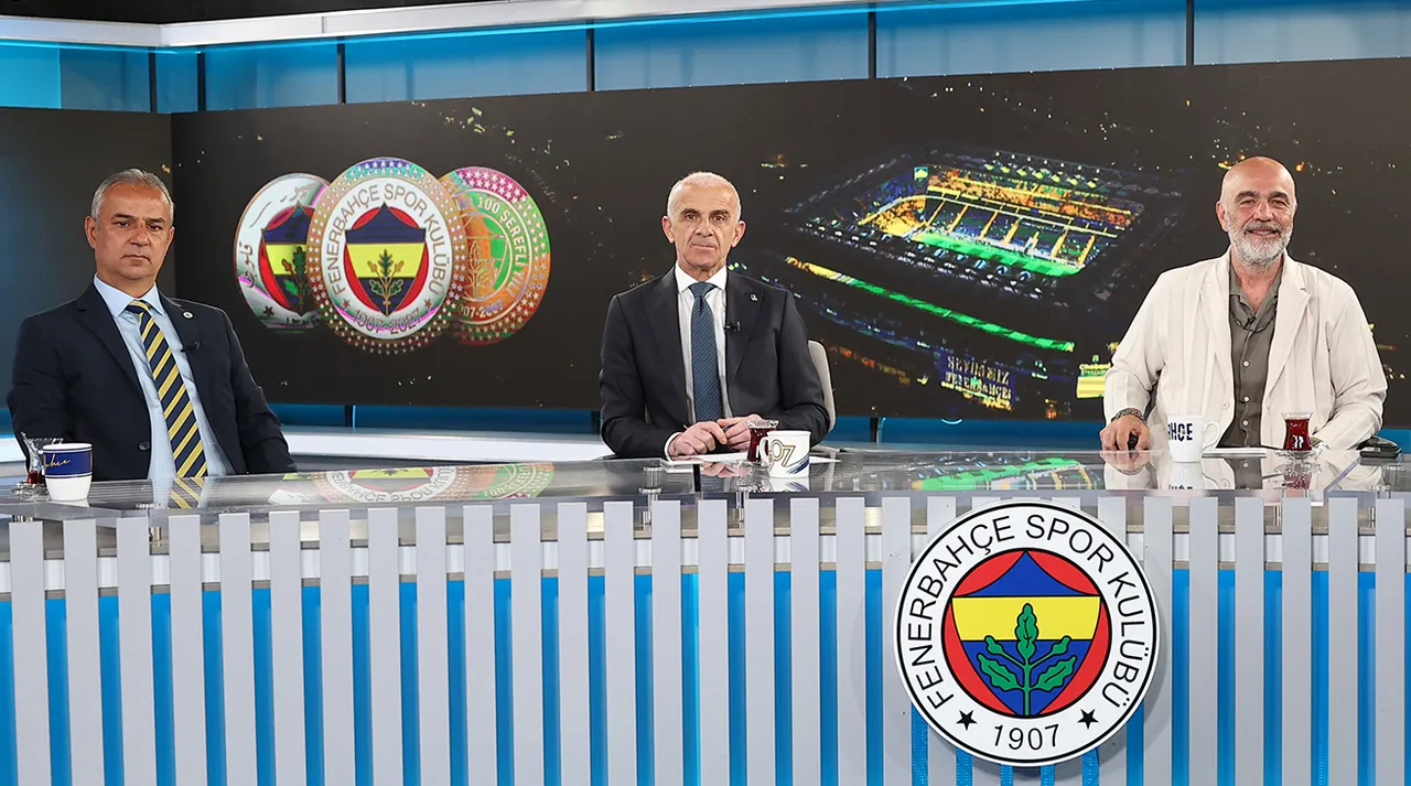 Fenerbahçe Yönetim Kurulu Üyesi Cihan Kamer, Futbol Direktörü Oğuz Çetin ve Teknik Direktör İsmail Kartal, FBTV'de açıklamalarda bulundu. (Fotoğraf: Fenerbahce.org)