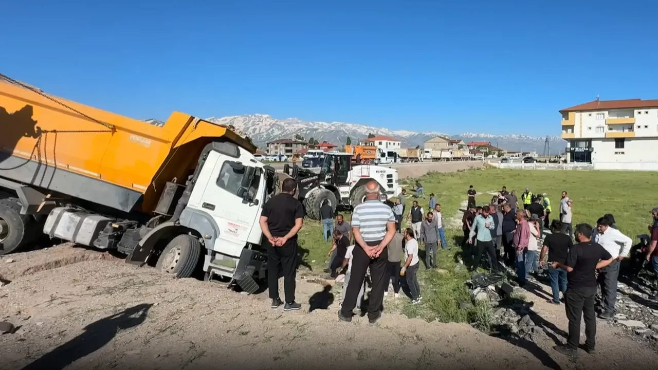 Yüksekova'da feci kaza! Yolcu minibüsü ile kamyon çarpıştı: Ölü ve yaralılar var