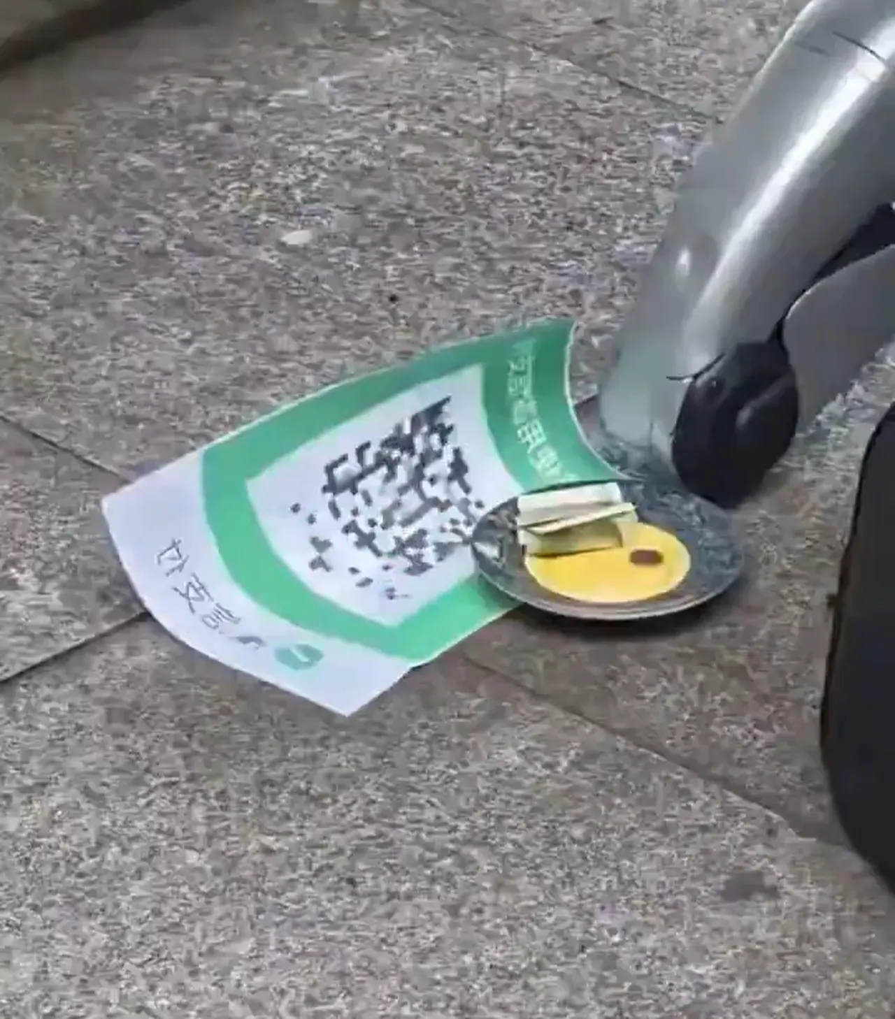 Bu da oldu! Sokakta dilenen robotu görenlerin ağzı açık kaldı!  Şarj param yok
