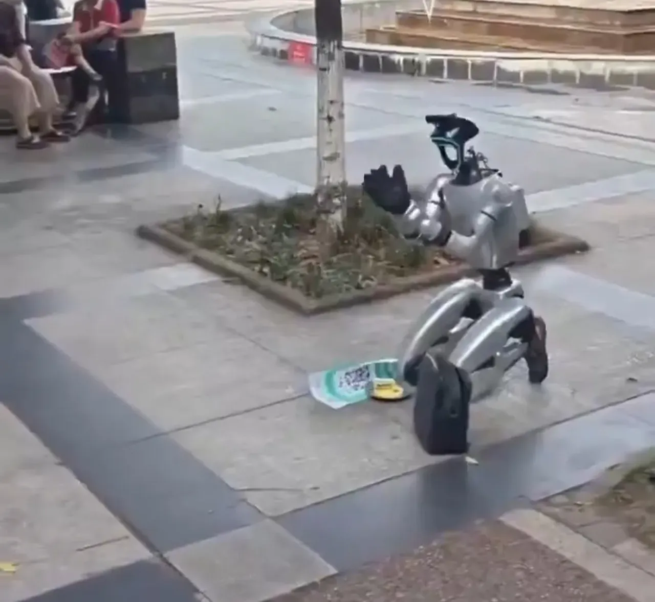 Bu da oldu! Sokakta dilenen robotu görenlerin ağzı açık kaldı!  Şarj param yok