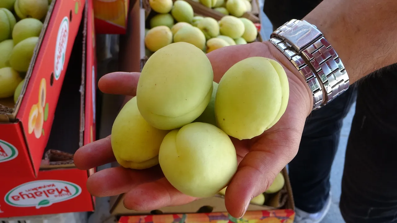 Dalında 60, markette 150 TL! Yazın sevilen meyvesi tezgahlarda yerini aldı