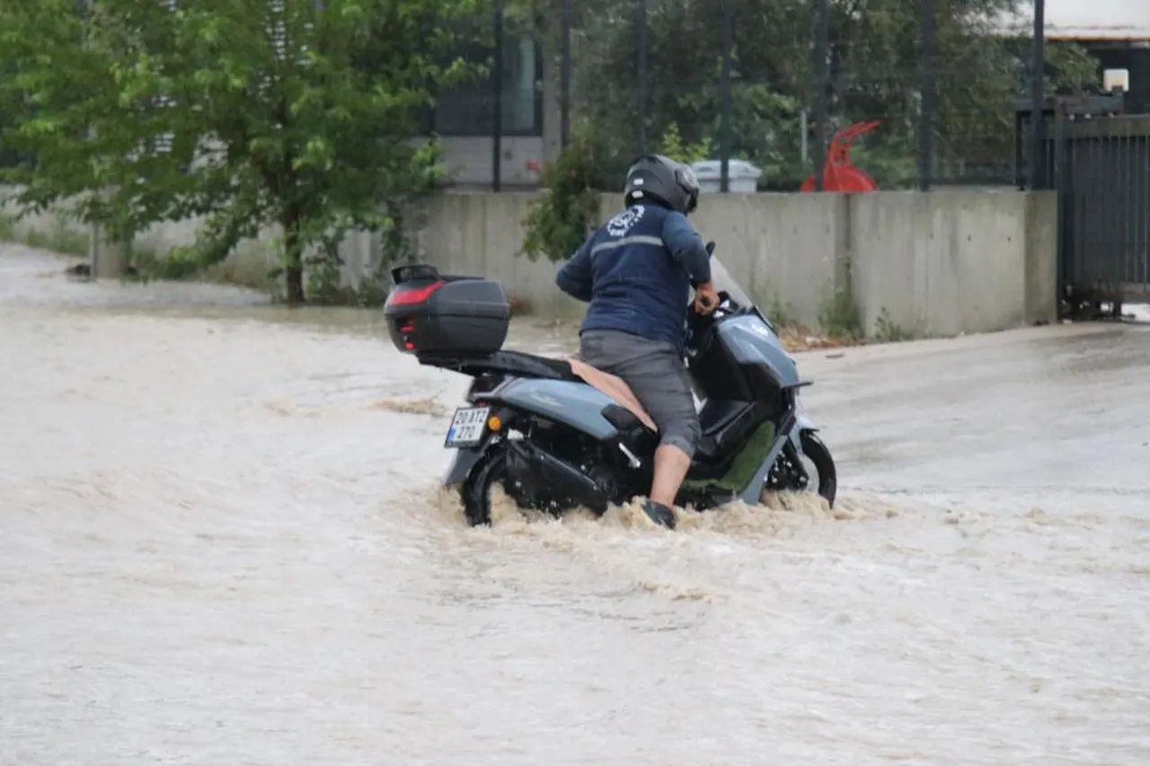 Denizli'yi yaz yağmuru vurdu! İzmir yolu kapandı, işte yerleri sular altında kaldı