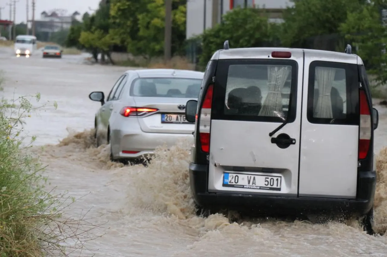Denizli'yi yaz yağmuru vurdu! İzmir yolu kapandı, işte yerleri sular altında kaldı