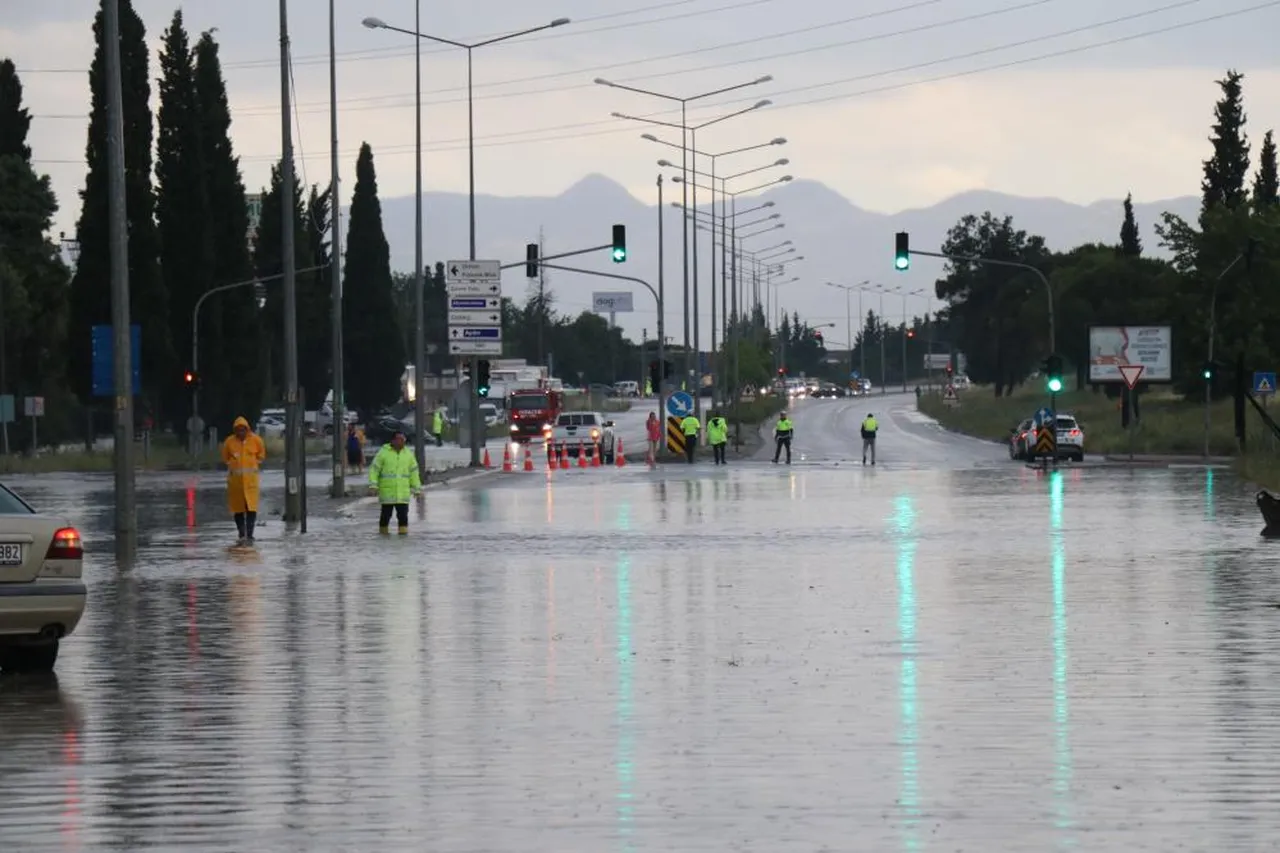 Denizli'yi yaz yağmuru vurdu! İzmir yolu kapandı, işte yerleri sular altında kaldı