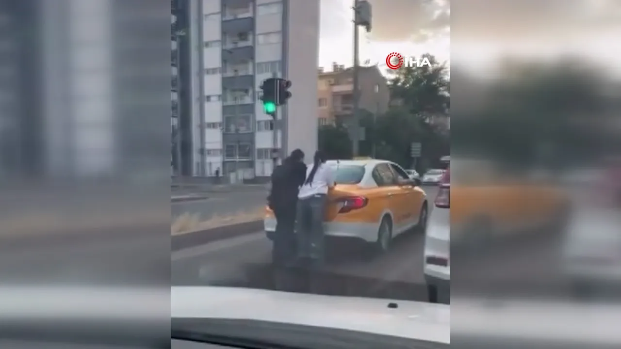 Diyarbakır'da patenli gençlerin taksi arkasında tehlikeli yolculuğu kamerada
