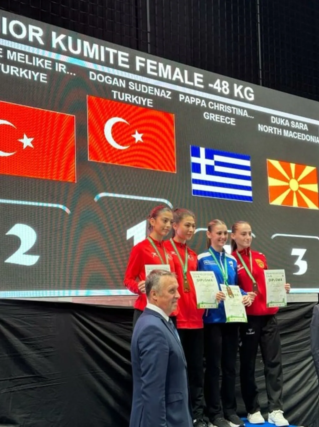 Ekrana eğildikçe omurga çöktü: 60 yaşın üstündekilerin yüzde 60’ı kambur oldu