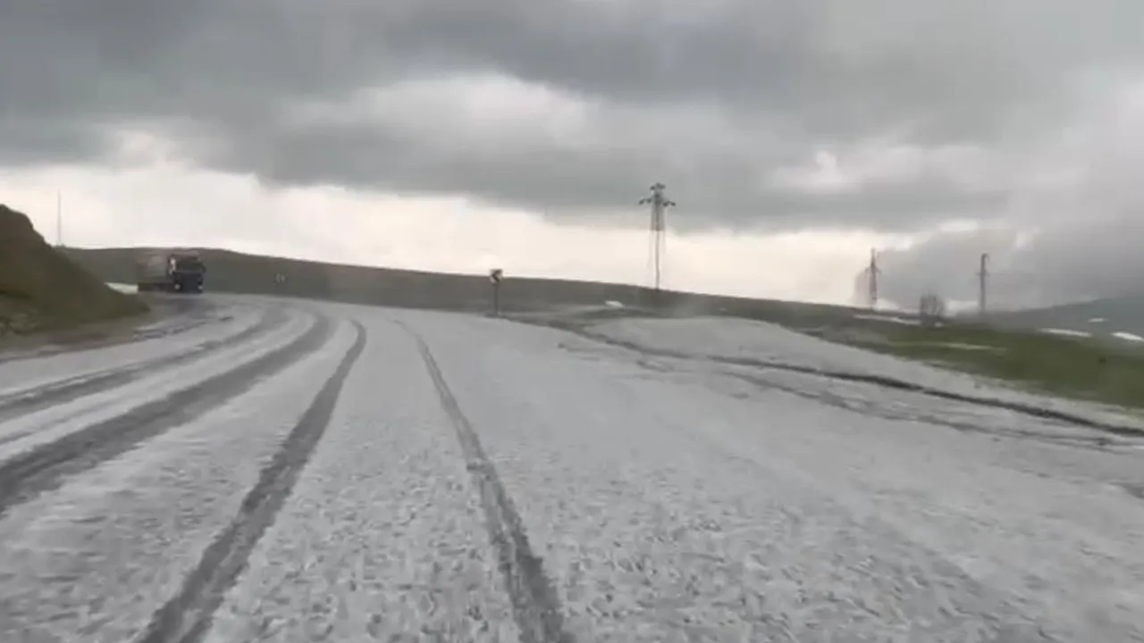 Görüntüler Ardahan'dan... Haziran ortasında her yer bir anda beyaza büründü!