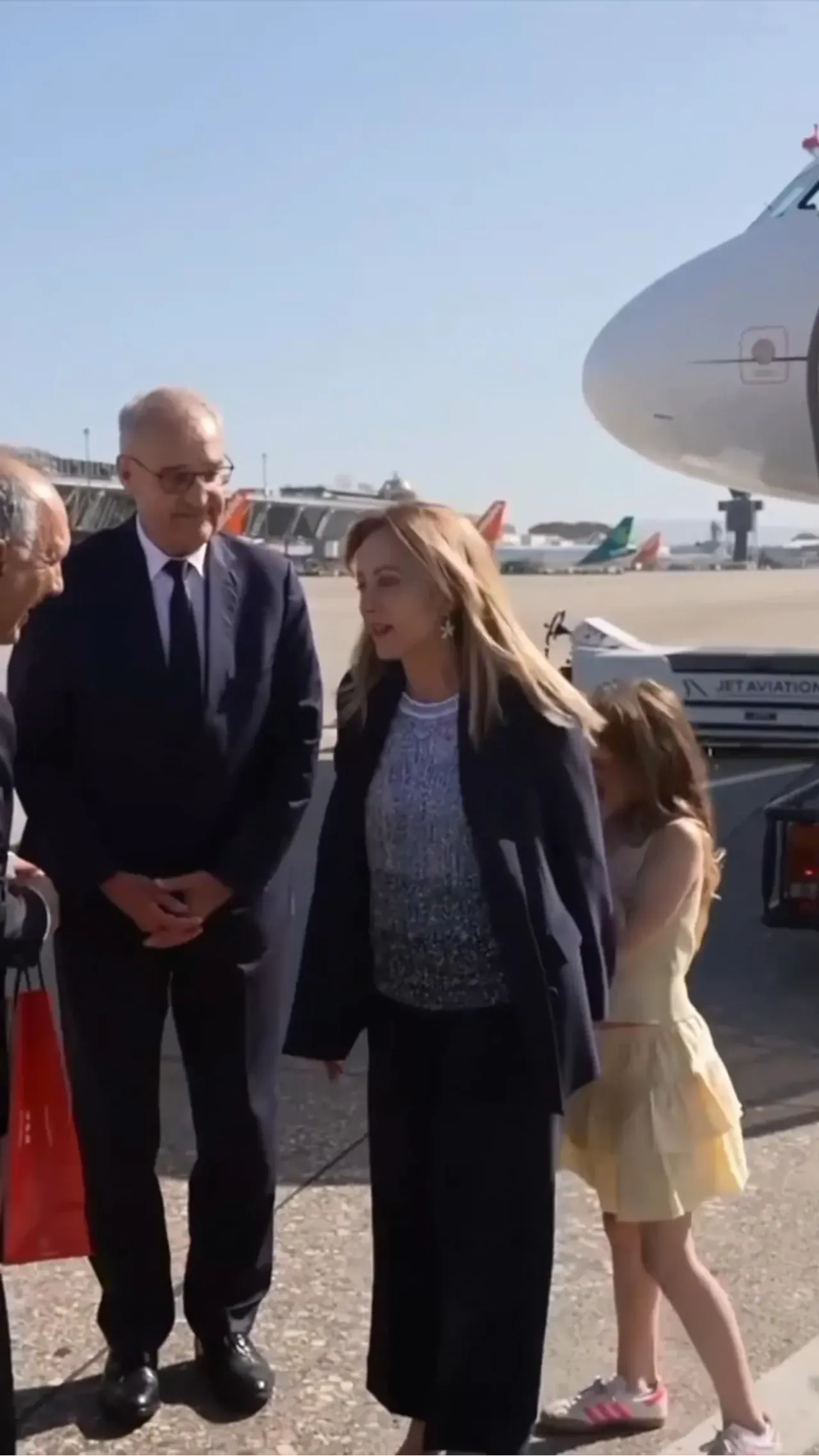 İtalya Başbakanı Meloninin kızı G7 Zirvesinin gündemine oturdu! Kameralardan köşe bucak kaçtı