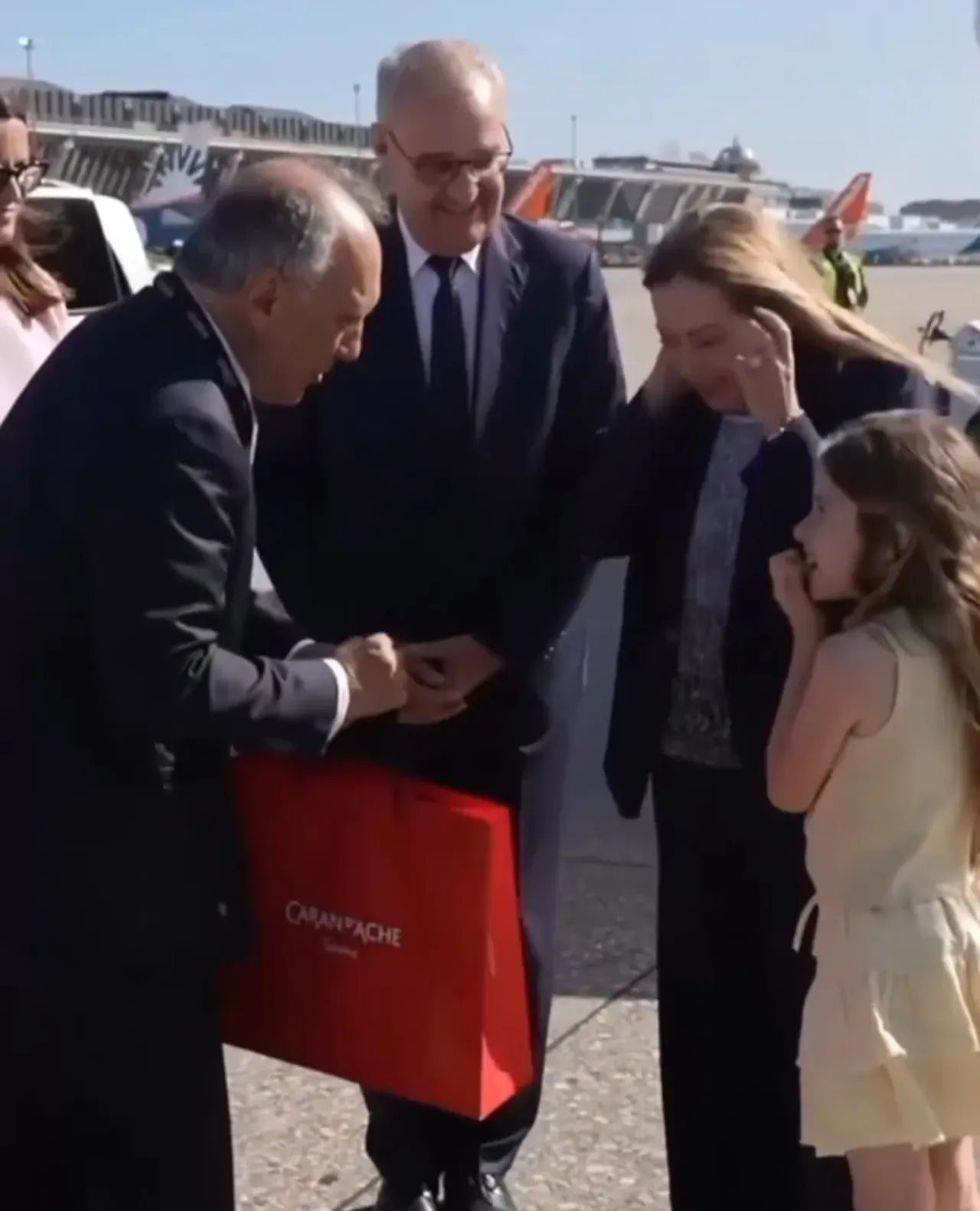 İtalya Başbakanı Meloninin kızı G7 Zirvesinin gündemine oturdu! Kameralardan köşe bucak kaçtı