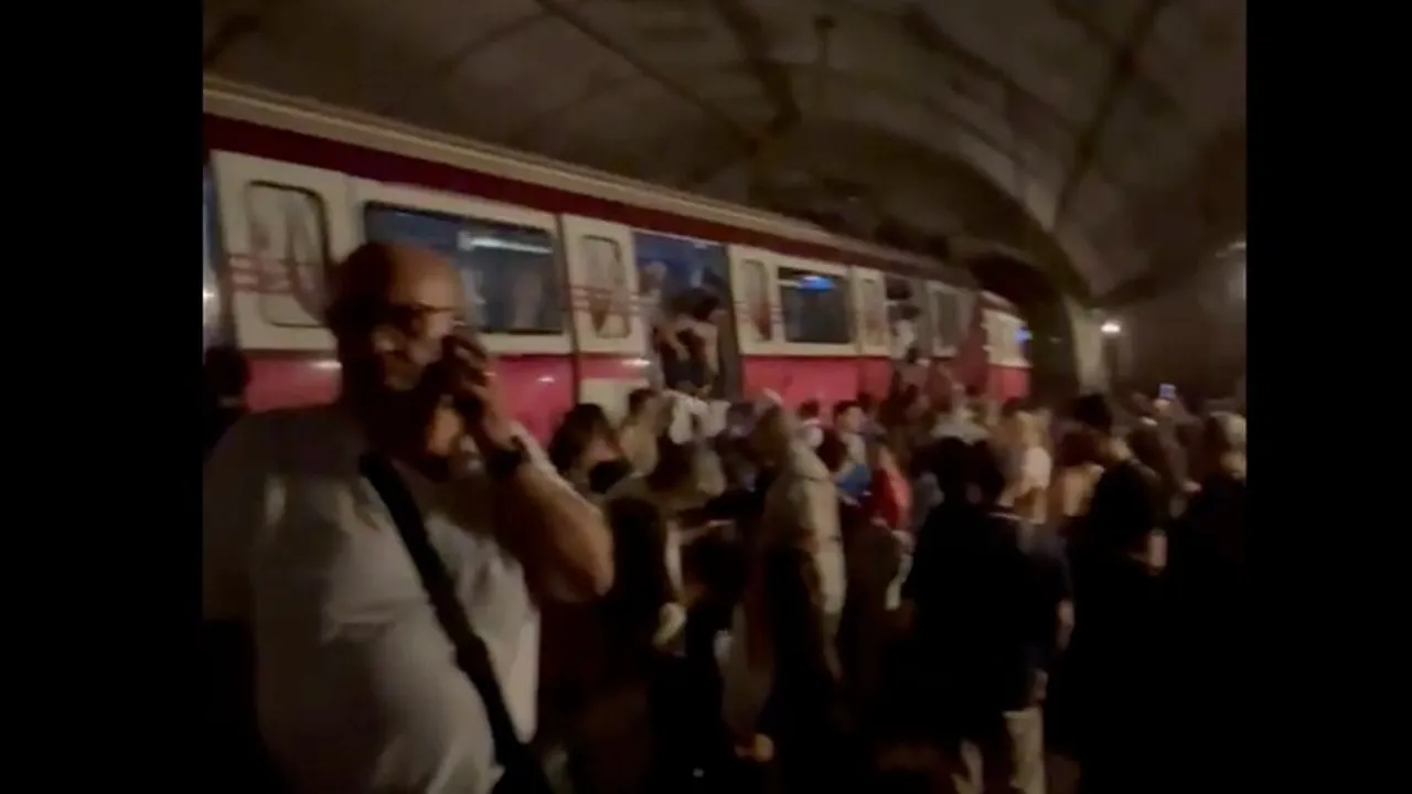 Kadıköy-Sabiha Gökçen metrosu raydan çıktı! Yolcular tahliye ediliyor