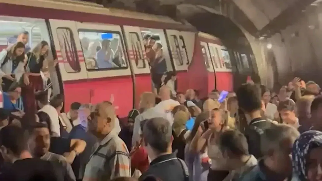 İSTANBUL'DA METRO RAYDAN ÇIKTI