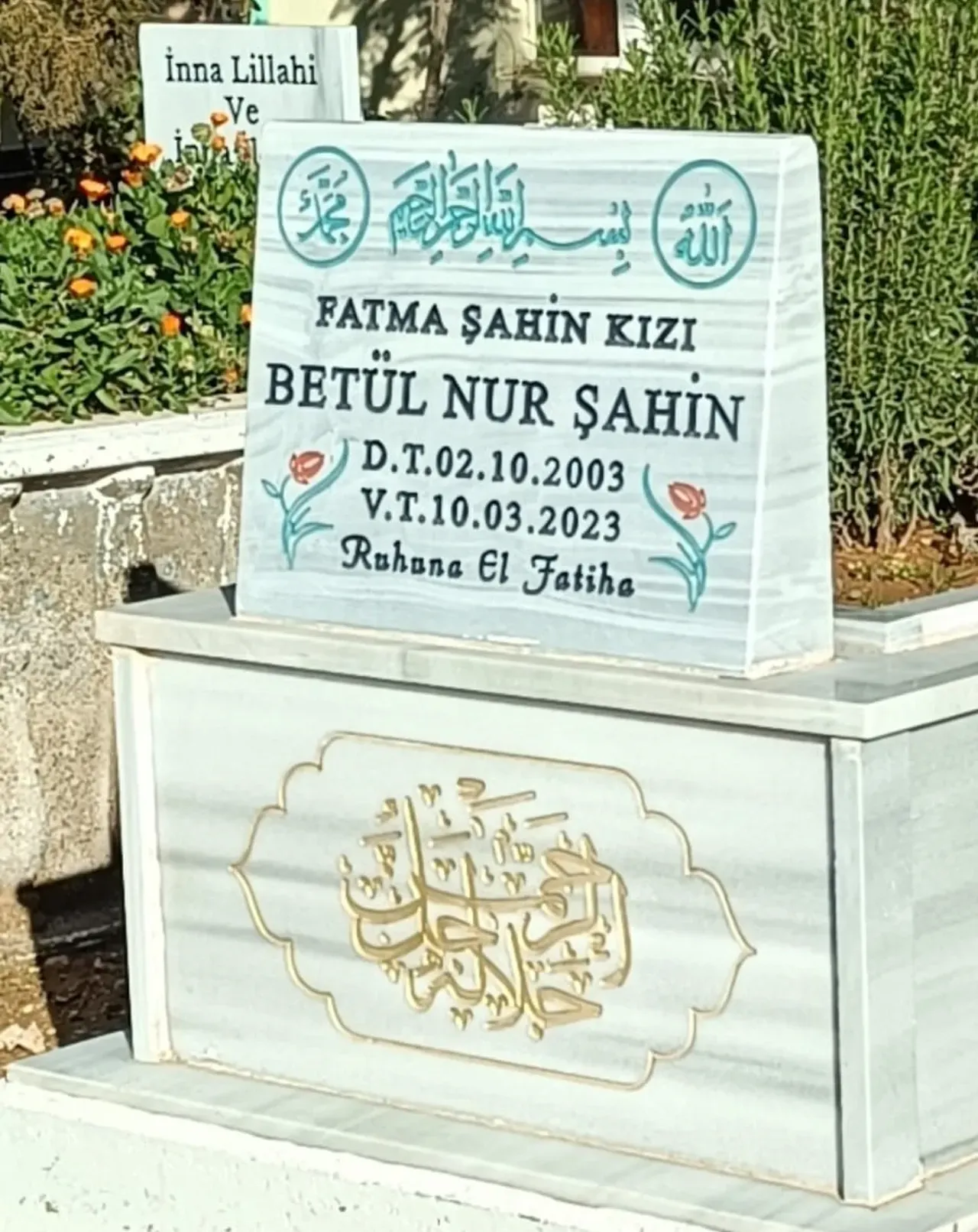 Kızlarının mezar taşına yazılan isim evliliği bitirdi! Ayrılığı davul zurnayla kutladı