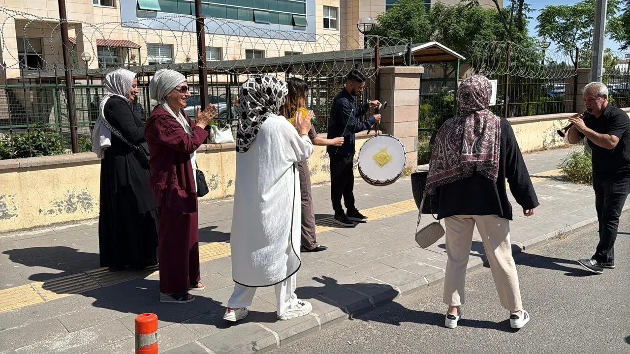 Kızlarının mezar taşına yazılan isim evliliği bitirdi! Ayrılığı davul zurnayla kutladı
