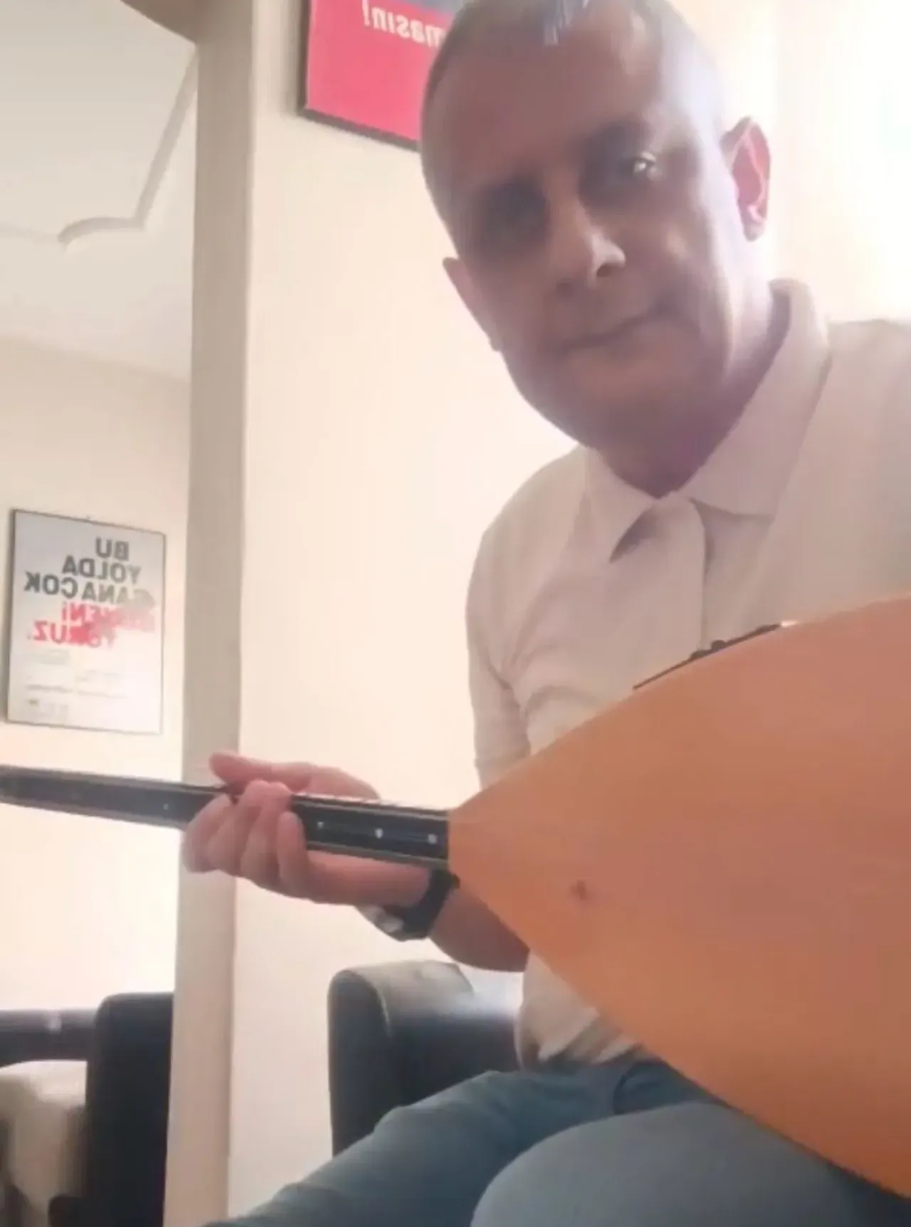 Kızlarının mezar taşına yazılan isim evliliği bitirdi! Ayrılığı davul zurnayla kutladı